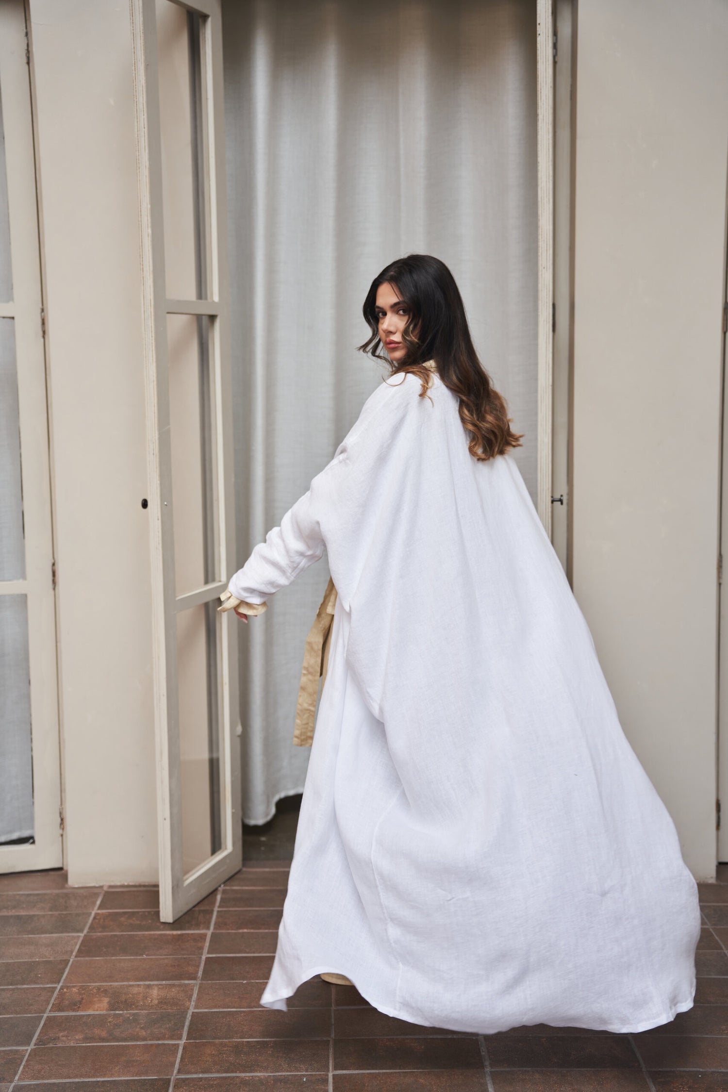 Layla Pure Linen Bisht Abaya in Blanco\