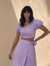 Load image into Gallery viewer, Tocco Voluminous Linen Crop Top - Violet
